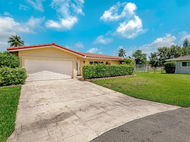 837 W Plantation Cir, Plantation FL 33324