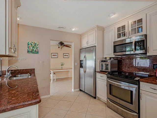 837 W Plantation Cir, Plantation FL 33324