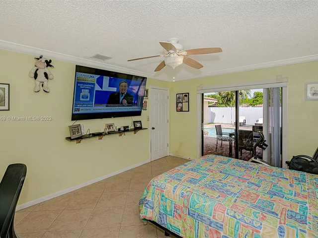 837 W Plantation Cir, Plantation FL 33324