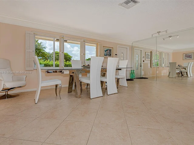 837 W Plantation Cir, Plantation FL 33324