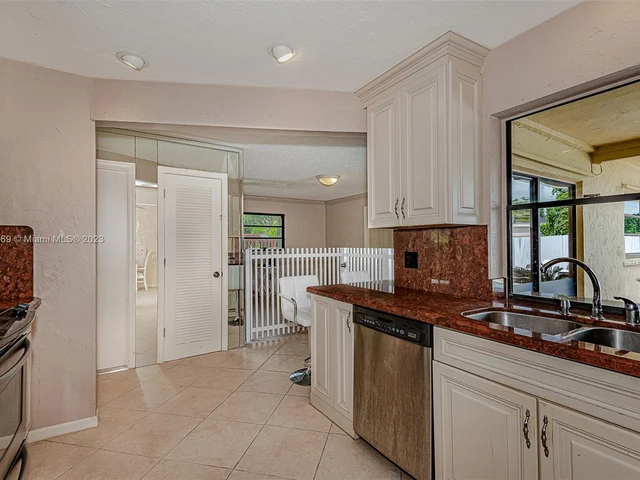 837 W Plantation Cir, Plantation FL 33324