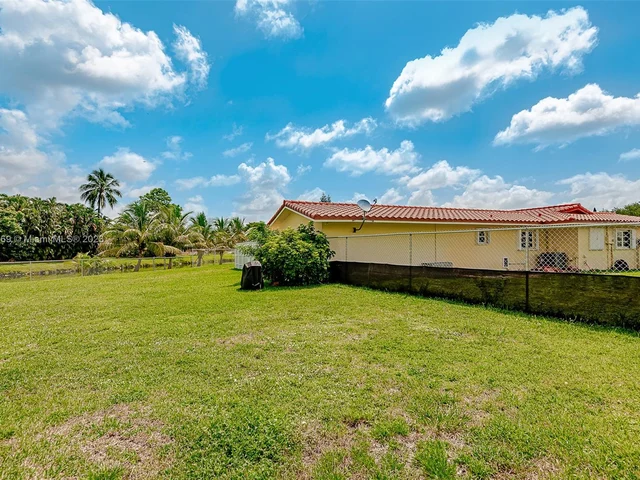 837 W Plantation Cir, Plantation FL 33324