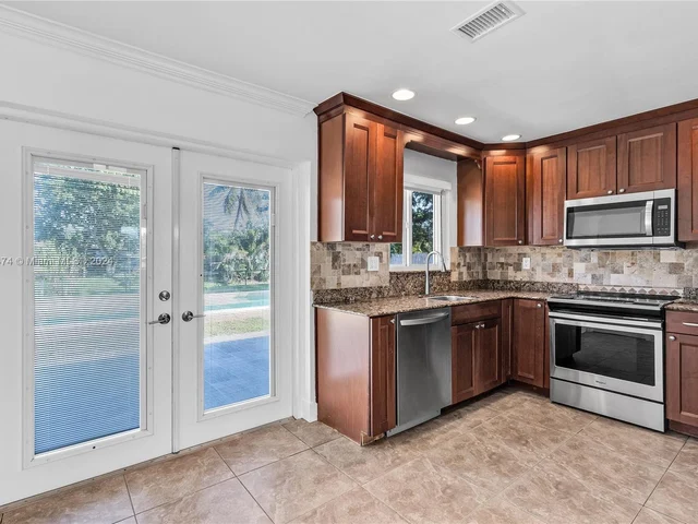 6475 SW 3rd Ct, Margate FL 33068