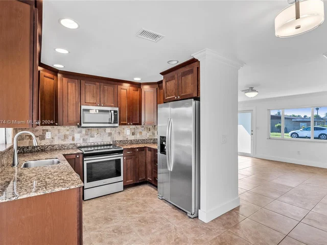 6475 SW 3rd Ct, Margate FL 33068