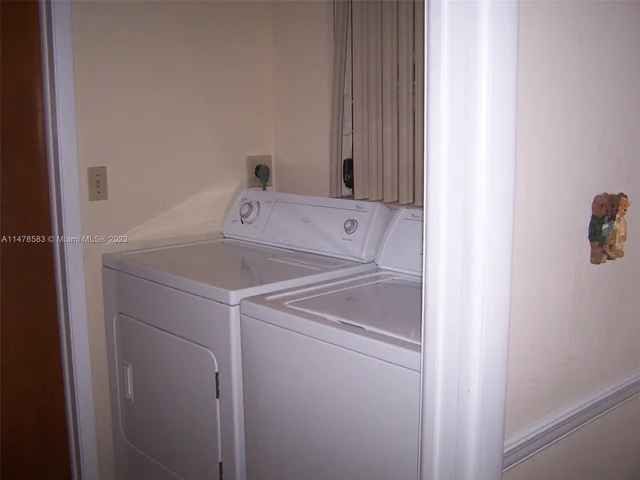 10305 NW 7th Ct, Plantation FL 33324