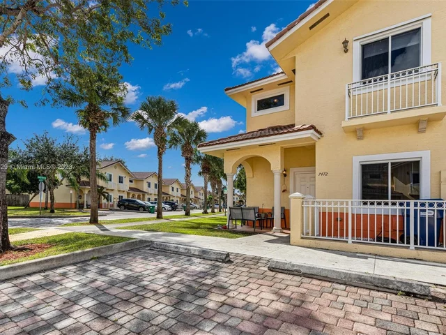 7472 NW 181st St, Hialeah FL 33015