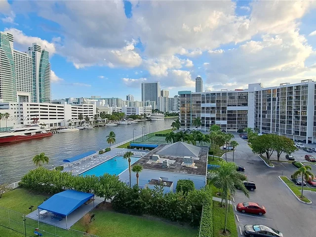 600 Parkview Dr # 718, Hallandale Beach FL 33009