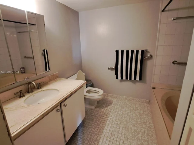 600 Parkview Dr # 718, Hallandale Beach FL 33009