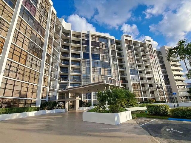 600 Parkview Dr # 718, Hallandale Beach FL 33009