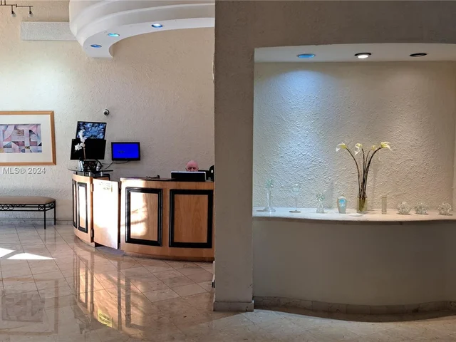 600 Parkview Dr # 718, Hallandale Beach FL 33009