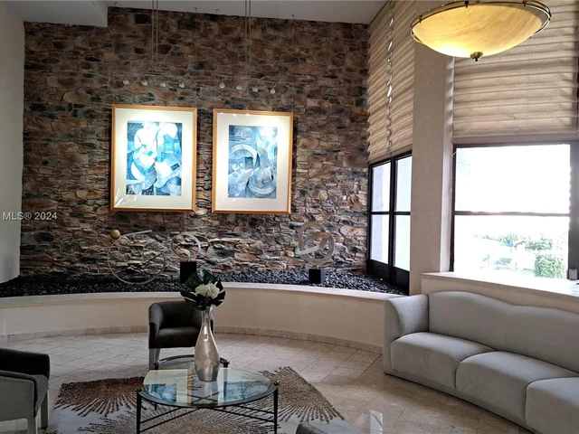 600 Parkview Dr # 718, Hallandale Beach FL 33009