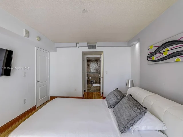 1200 Brickell Bay Dr # 2217, Miami FL 33131