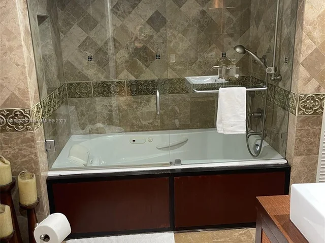 1200 Brickell Bay Dr # 2217, Miami FL 33131