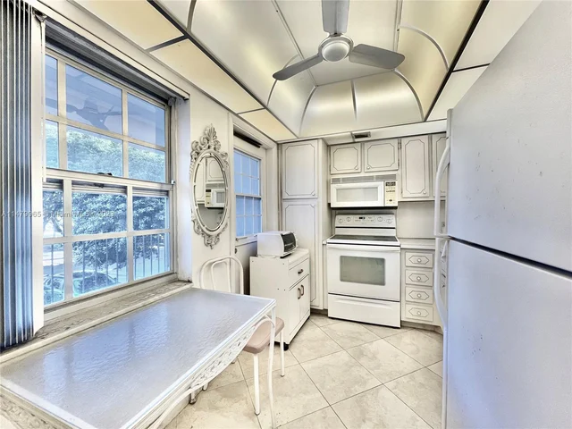 2801 N Palm Aire Dr # 202, Pompano Beach FL 33069