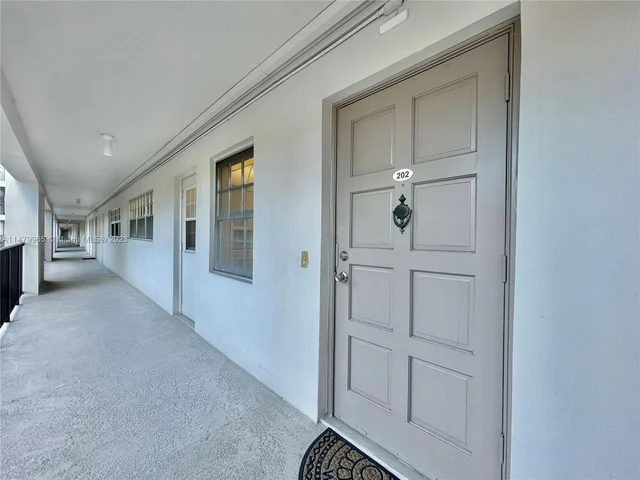 2801 N Palm Aire Dr # 202, Pompano Beach FL 33069