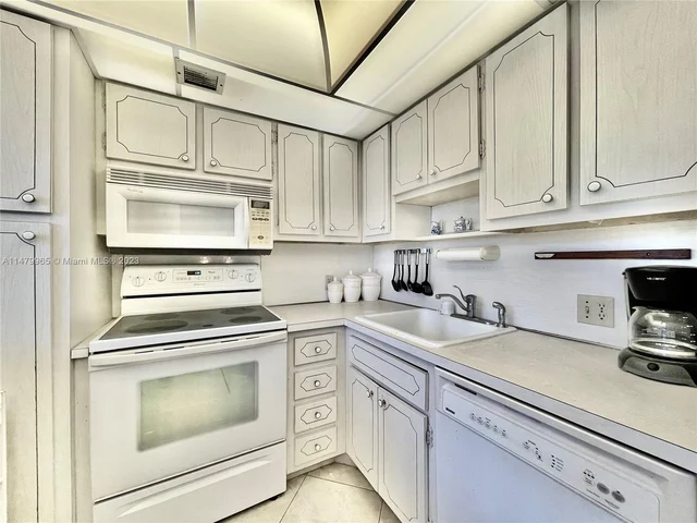 2801 N Palm Aire Dr # 202, Pompano Beach FL 33069