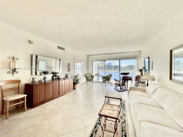 2801 N Palm Aire Dr # 202, Pompano Beach FL 33069
