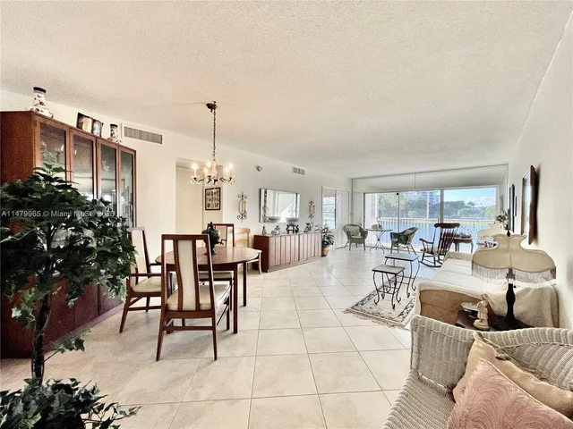 2801 N Palm Aire Dr # 202, Pompano Beach FL 33069