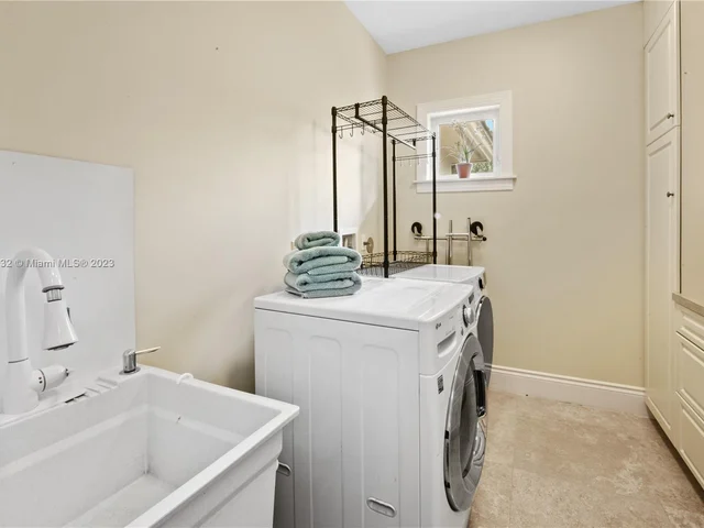 7690 Ponce De Leon Rd, Miami FL 33143