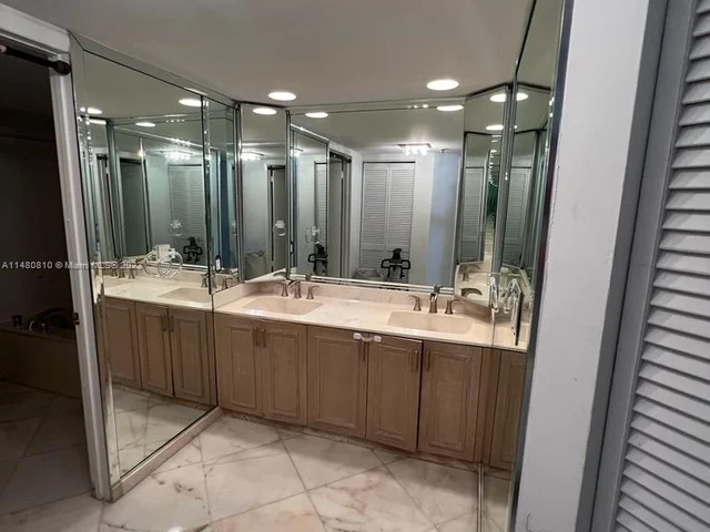 520 Brickell Key Dr # A1115, Miami FL 33131