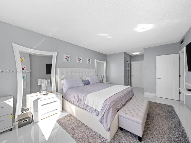 300 Bayview Dr # 616, Sunny Isles Beach FL 33160