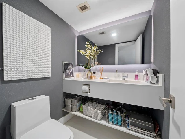 300 Bayview Dr # 616, Sunny Isles Beach FL 33160