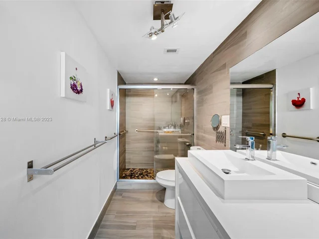 300 Bayview Dr # 616, Sunny Isles Beach FL 33160