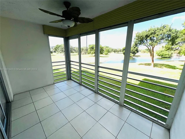 565 Oaks Ln # 206, Pompano Beach FL 33069