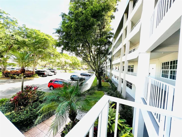 565 Oaks Ln # 206, Pompano Beach FL 33069