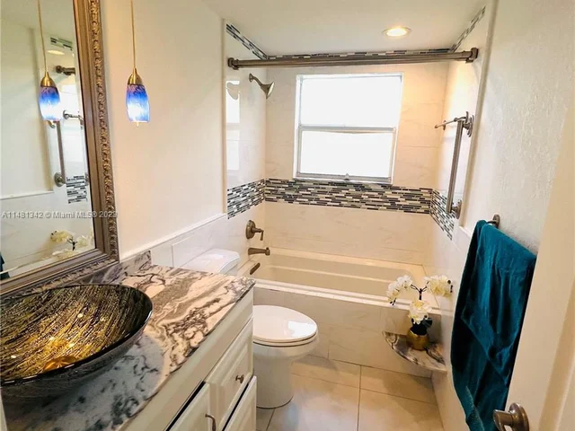 565 Oaks Ln # 206, Pompano Beach FL 33069