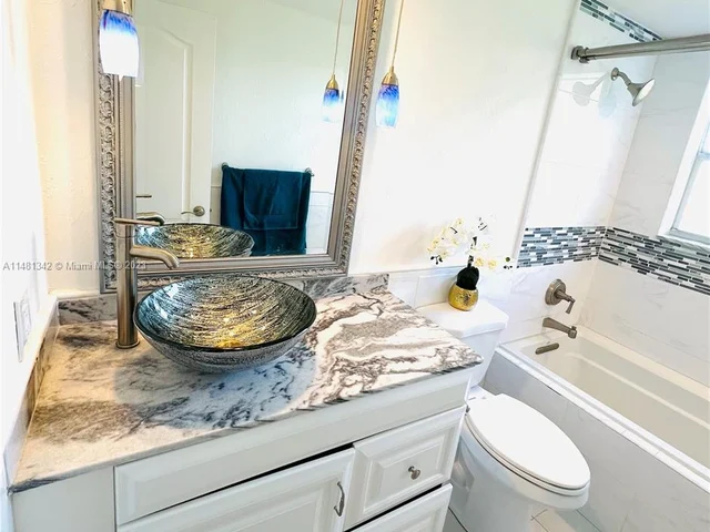 565 Oaks Ln # 206, Pompano Beach FL 33069