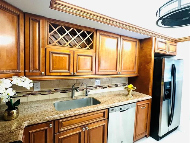 565 Oaks Ln # 206, Pompano Beach FL 33069