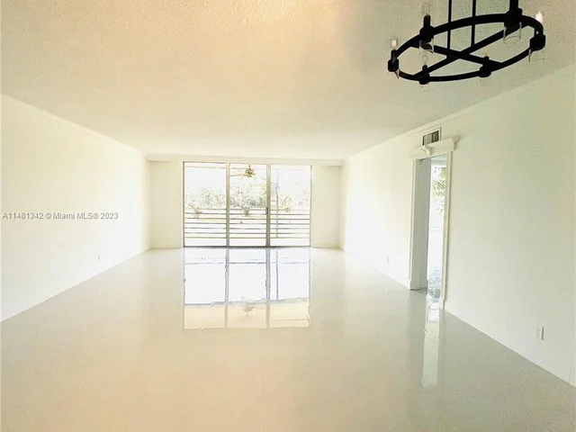 565 Oaks Ln # 206, Pompano Beach FL 33069