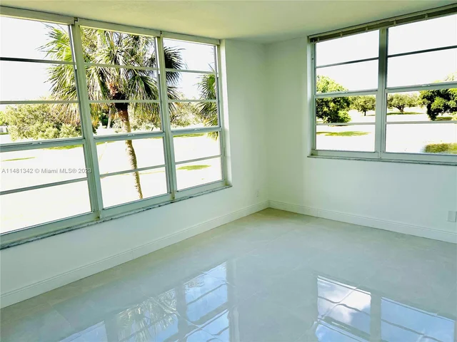 565 Oaks Ln # 206, Pompano Beach FL 33069