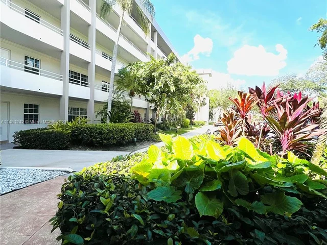 565 Oaks Ln # 206, Pompano Beach FL 33069