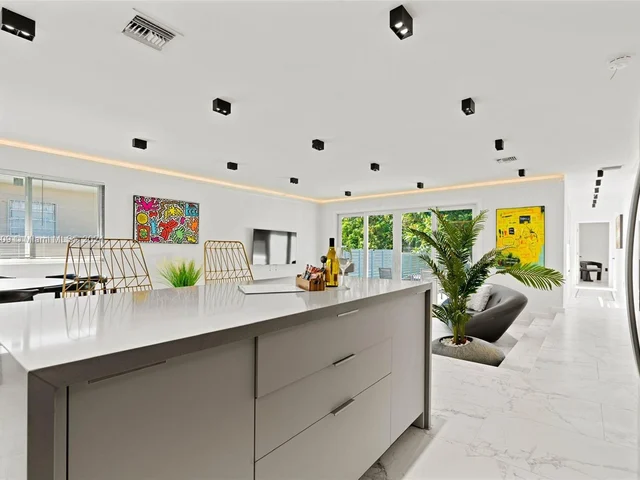 270 NW 50th St, Miami FL 33127