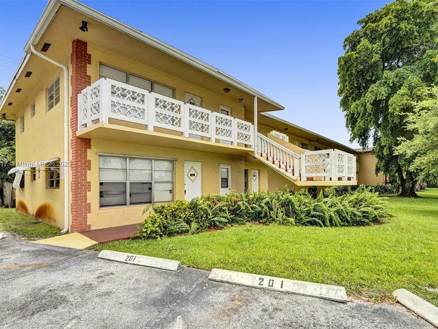 3530 NW 43rd Ave # 203, Lauderdale Lakes FL 33319