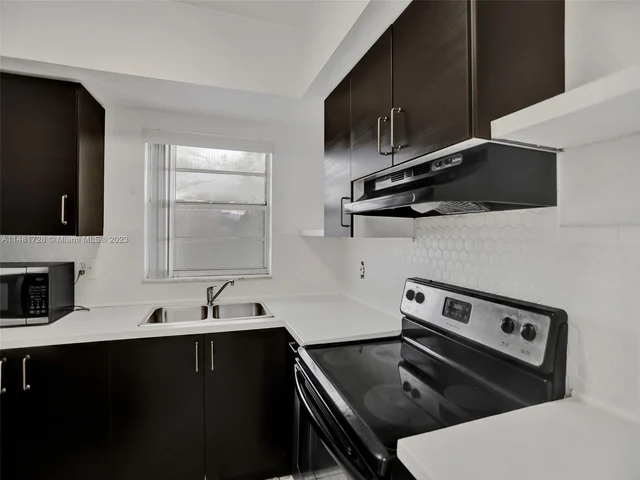 3530 NW 43rd Ave # 103, Lauderdale Lakes FL 33319