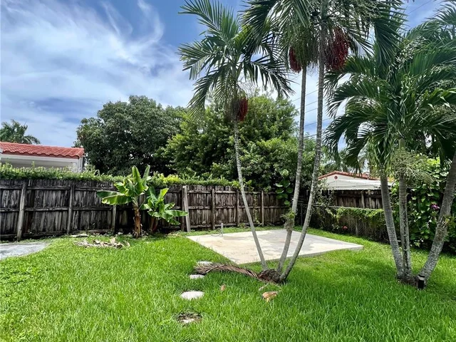 824 NE 4th St, Hallandale Beach FL 33009