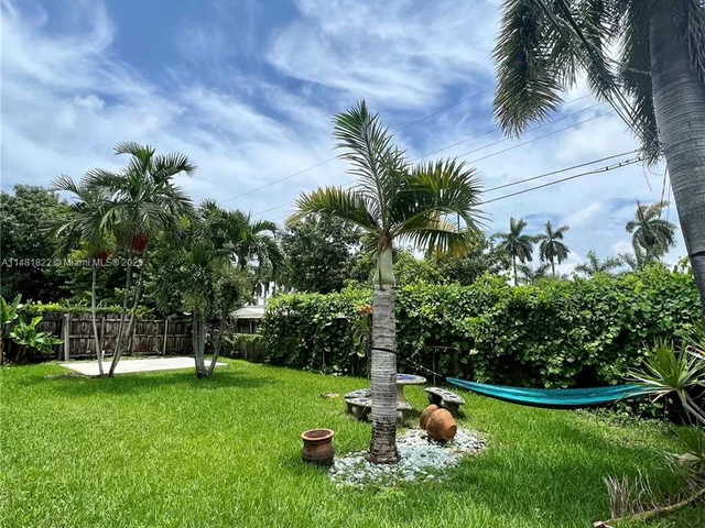 824 NE 4th St, Hallandale Beach FL 33009