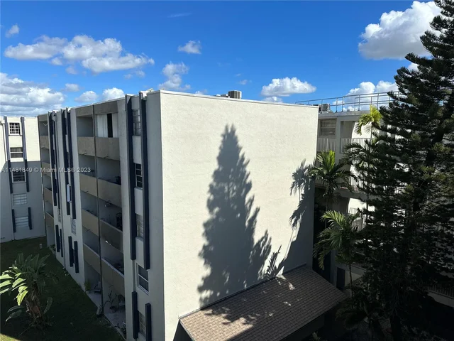 10090 NW 80th Ct, Hialeah Gardens FL 33016