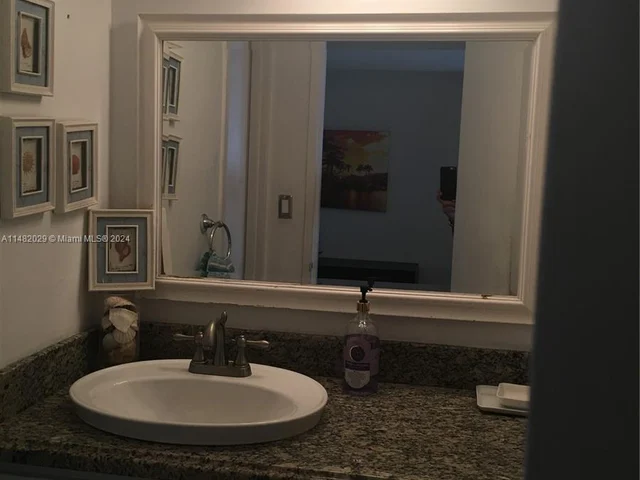 100 Lincoln Rd # 939, Miami Beach FL 33139