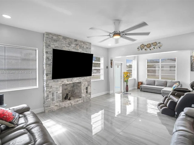 6195 Plunkett St, Hollywood FL 33023