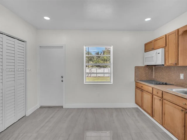 6195 Plunkett St, Hollywood FL 33023