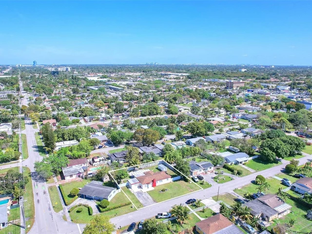 6195 Plunkett St, Hollywood FL 33023