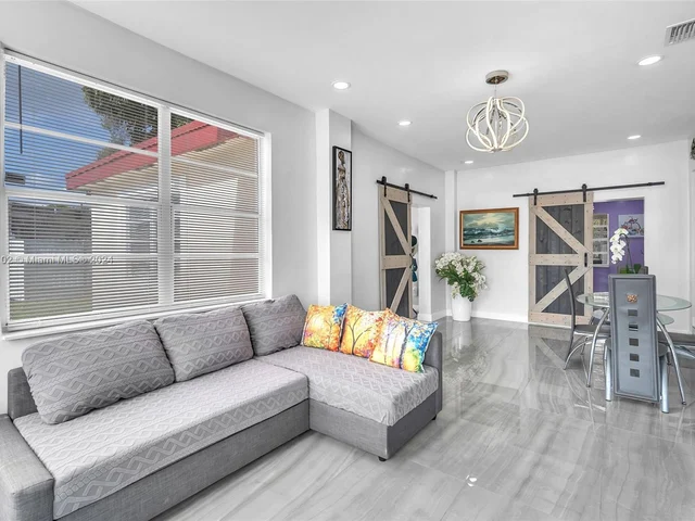 6195 Plunkett St, Hollywood FL 33023