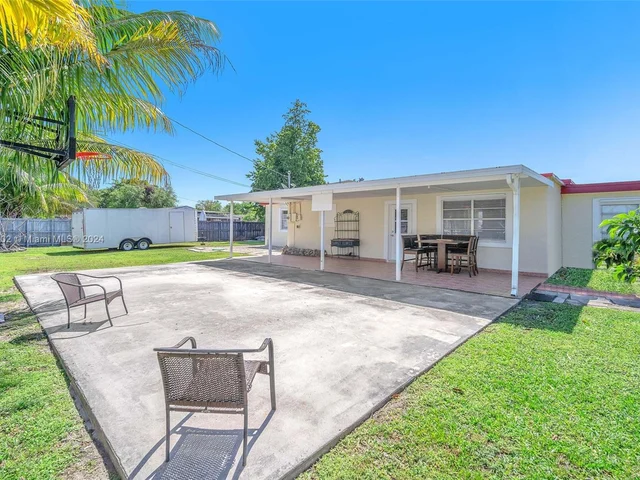 6195 Plunkett St, Hollywood FL 33023