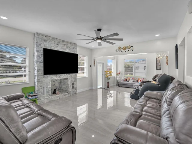 6195 Plunkett St, Hollywood FL 33023