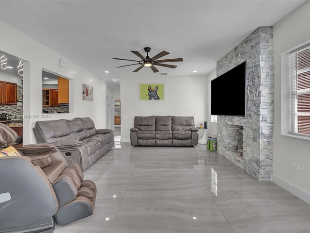 6195 Plunkett St, Hollywood FL 33023