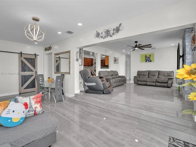 6195 Plunkett St, Hollywood FL 33023